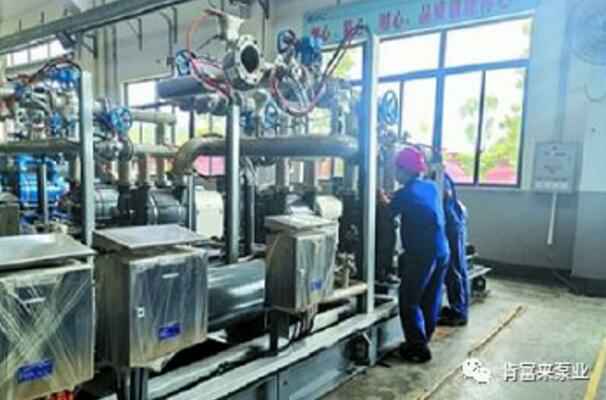 吉林魏峰清洁环保产品有限公司生产线员工正在组装化工成套机组