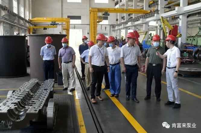 董事长、总经理陈迪，党委副书记黎宇明陪同调研组一行参观吉林魏峰清洁环保产品有限公司展览室