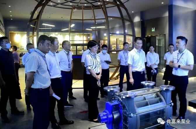 公司董事长、总经理陈迪(右一)向李军区长(右二)一行介绍吉林魏峰清洁环保产品有限公司产品